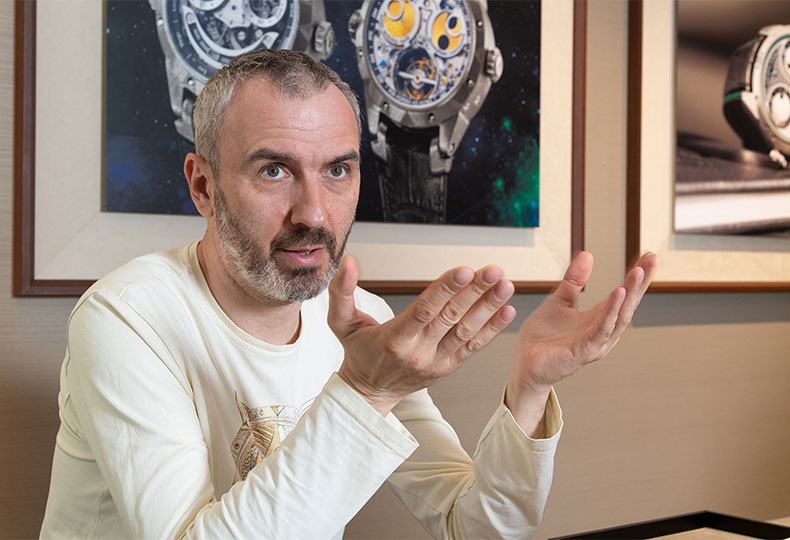 コンスタンチン・チャイキン氏は『ThinKing』の最終プロトタイプについて、こう語る。「異なる素材、良好な振幅、耐水性、キャリアケースとの相互作用の調整、安定したパワーリザーブ、そして第2プロトタイプにはなかったムーブメント部品の精巧な仕上げが異なります」