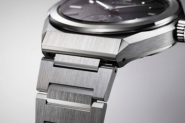 ケースのストラップ装着部には、力強さとシャープさを合わせもち先進性を表現したデザインを目指し、面構成の形状を採用