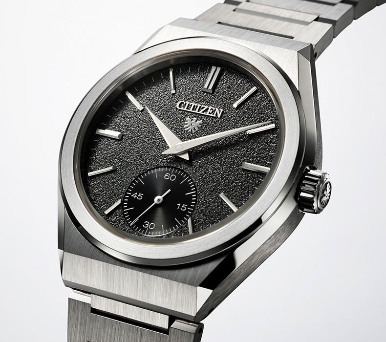 2021年8月に発表されたシチズンの自社開発・製造による自動巻きメカニカルムーブメントの『Cal.0200』を搭載する最初のモデルが、この『ザ・シチズン NC0200-90E』。シンボルであるイーグルの羽ばたきを思わせる華麗な型打ち模様が魅力的だ。