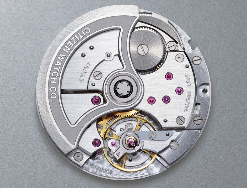 「ブリッジの形状は、スイスの曲線に対して直線を用いることで日本らしさを訴求しました。それに我々が無理して曲線で作っても、それは借り物になってしまいますからね。そのうえで見て楽しいメカニズムの美しさや仕上げの良さを訴えるため、スモールセコンド付きの構造をあえて選び、歯車の配置もアレンジして、機械式時計に興味がある方にメカの美しさを伝わりやすいことを考えました」