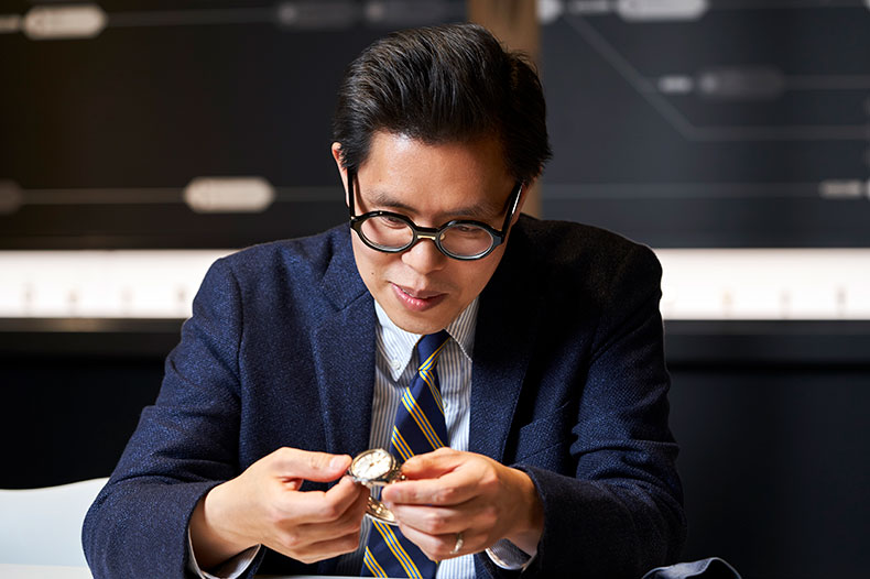 「スイス駐在時にはラ・ジュー・ペレでスイス人と一緒に開発できるというところにいたので、異文化と融合することで何か新しいことができると確信しました。『Cal.0200』もそのひとつで、精度と審美性がテーマです。そこで日本のインダストリアルデザインを導入し、直線的なブリッジにダイヤカットを入れて日本の工業製品らしさを出しました」