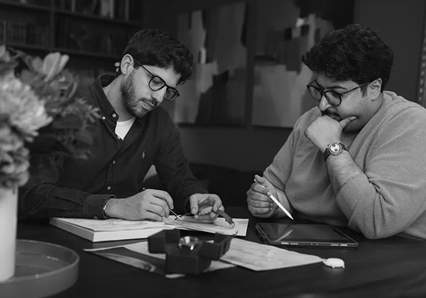 自身が時計コレクターというハマド・アル-マリ氏（右）。またファーラン氏（左）も、100本以上のヴィンテージウォッチを所有するコレクターである