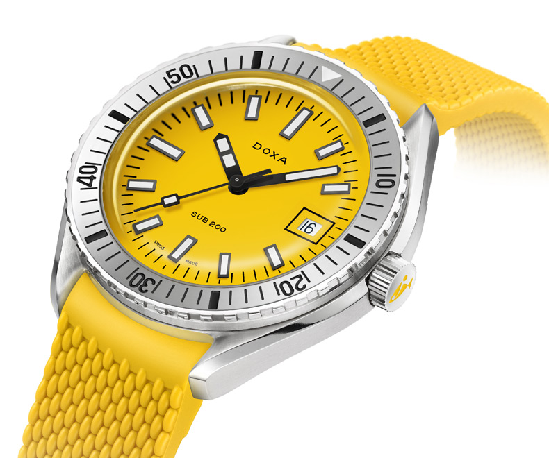 2025年5月発表の「SUB 200 divingstar」。元々「SUB 200」は1967年登場の「SUB 300」のスタイルを現代的にアレンジした2019年発表のコレクション。2019年発表モデルはサファイア製ベゼルが装備されていたが、当モデルはポリッシュ仕上げのインサートが組み込まれた、ステンレススティール製逆回転防止ベゼルを備える。