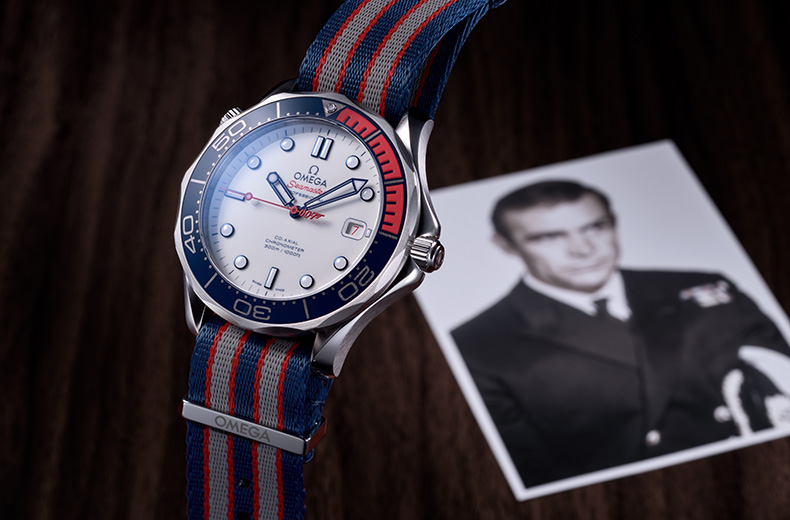 ボンドの腕時計とNATO軍仕様ストラップの組み合わせは、ショーン・コネリーが映画のアヴァンタイトルで着用した『ゴールドフィンガー』が有名