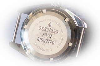 シーマスターの証であるシーホース表面には、英国防省規定のミルスペック合格品であることを示すブロードアローとリファレンス・ナンバーが刻印