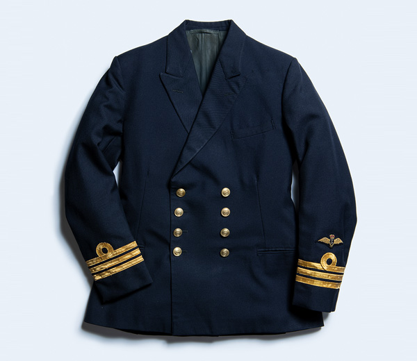 中佐としての公務の際、着用するのが英国王立海軍士官用ネイビー・ブレザー