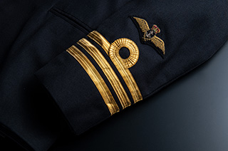 ブレザーの袖に付けられる士官の袖章には円環が付けられ、袖口の金筋が増えて太くなるほど高い階級を意味する