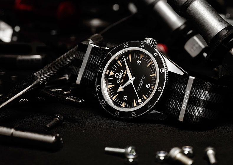 第24作『007 / スペクター』（2015年）で使用した「シーマスター300」。ブロードアロー針や剣先形状のインデックス、ブラックダイアルがいかにも海軍軍人愛用時計というプロフィールを感じさせる。