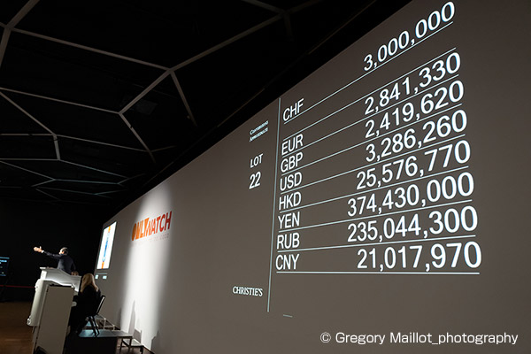 オークション当日は会場内だけで850人の観客が集い、オンラインで結ばれた他所からの参加者と共に、順次に披露されるユニークピースに入札