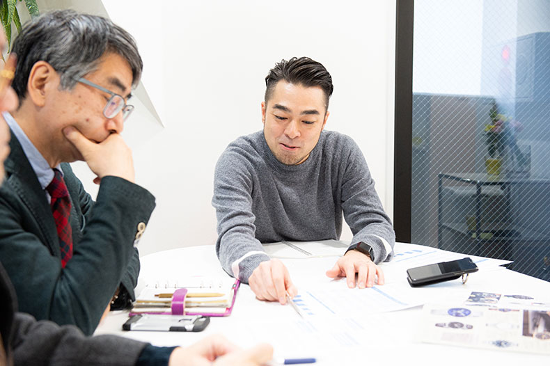 レポートを読み込みながら、2019年の時計市場を振り返る篠田(右)と名畑(左)。