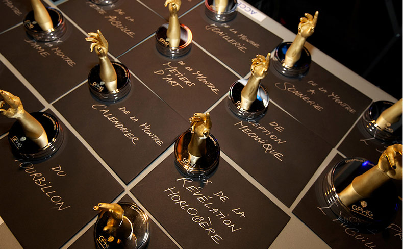各部門賞名が記されたプレート上にならぶトロフィー。今回は“金の針”大賞と部門賞18の計19の賞で構成された第21回GPHG