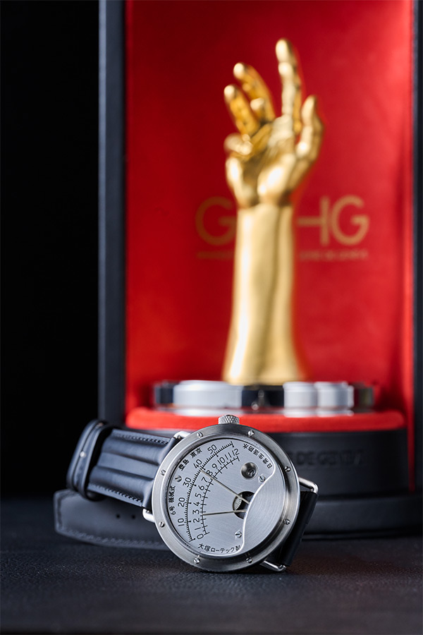 機械や工具が所狭しと並ぶ工房に大切に置かれている、高さ30cmほどの受賞トロフィー。