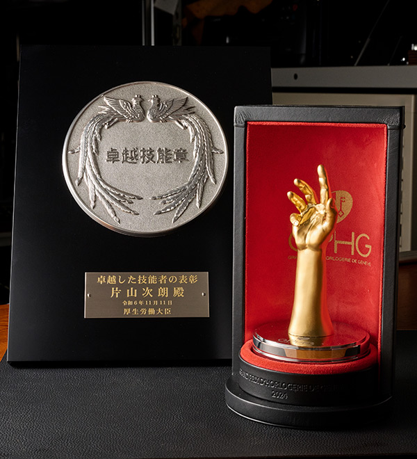 2012年の創設以来、大塚ローテックの節目となった2024年11月を記念する盾とトロフィー