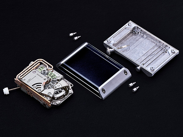 3ピース構造を明確に提示した写真。「上下分割ケースにムーブメントを挟む構成で、いわゆる“もなか”です」と片谷氏は述べる。