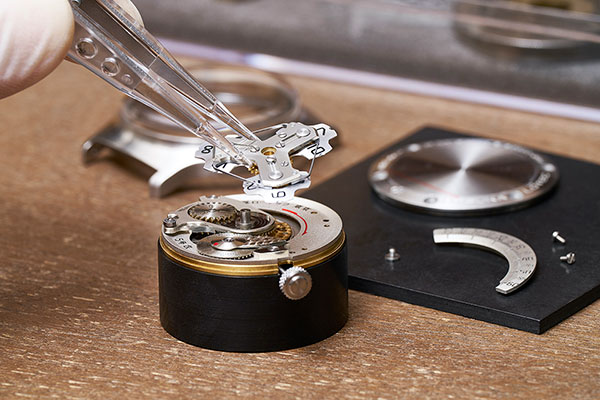 MIYOTA製90S5の上に自社製モジュールを搭載したムーブメント