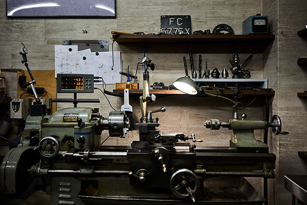 2008年にネットオークションで入手した卓上旋盤から始まった片山氏の時計作り